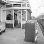 153182 Afbeelding van de post van de treindienstleider in het N.S.-station Maarsbergen te Maarsbergen.